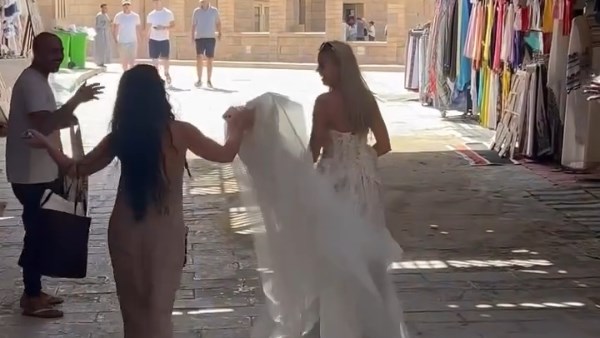 سائحة ترتدي فستان زفاف داخل معبد الكرنك.. والباعة يزفونها بالزغاريد: «مبروك يا خيتي لولوي»