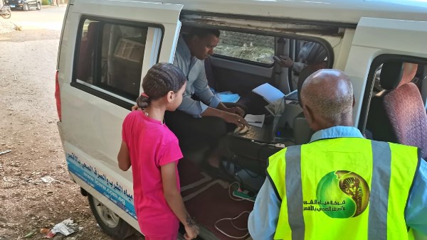 إقبال كبير على سيارات خدمة العملاء المتنقلة لمياه الأقصر.. خدمات ميدانية تصل للمواطنين حتى القرى النائية
