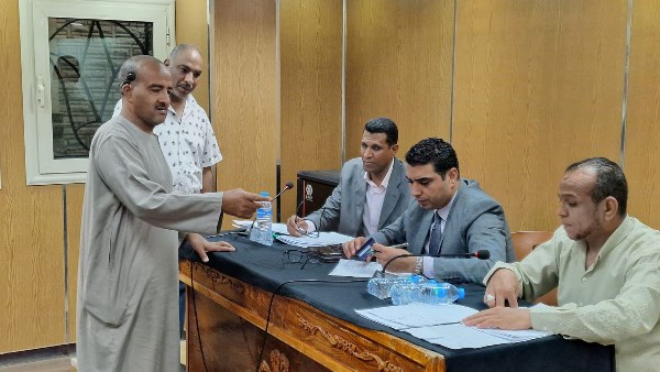 نائب محافظ الأقصر يشدد على الجزاءات القانونية حيال تعطيل أى مسؤول لمصالح المواطنين