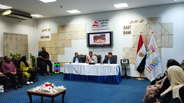 بالتعاون بين محافظة الأقصر ولجنة السياحة الثقافية ومكتبة مصر العامة..نائب محافظ الأقصر يشهد تدريبًا لتأهيل الشباب للعمل بقطاع السياحة والفندقة