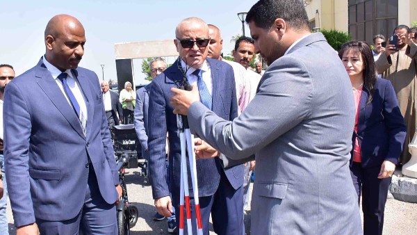 محافظ الأقصر يدشن مبادرة «خطوة حياة تبدأ ببيع الحياة» لتوزيع كراسي متحركة وأطراف صناعية دعماً لذوي الهمم