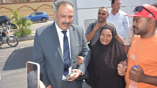 رئيس شركة مياه الأقصر يستجيب لمناشدة سيدة مسنة ويوجه بدراسة تعيين نجلها