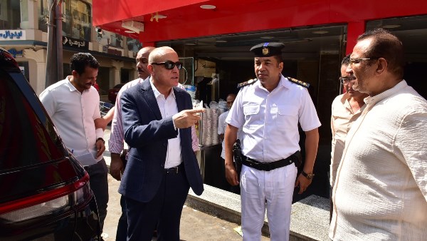 محافظ الأقصر يتفقد شوارع المدينة لمتابعة النظافة والانضباط للتأكد من التزام الباعة الجائلين بعدم إعاقة حركة المرور