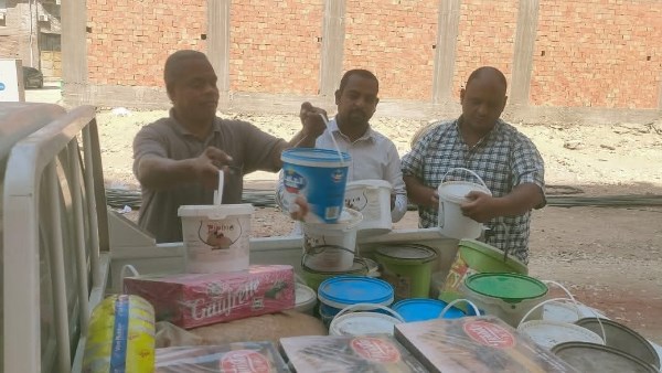 قبل أن تصل لأيدي أطفالنا.. تموين الأقصر يضبط مخزنًا غير مرخص مليئًا بحلوى وشوكولاتة وعصائر فاسدة وسط بندر الأقصر