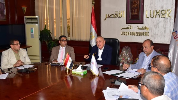 محافظ الأقصر يعقد الاجتماع الأسبوعي لمتابعة منظومة التقنين ويوجه بسرعة إنهاء الملفات