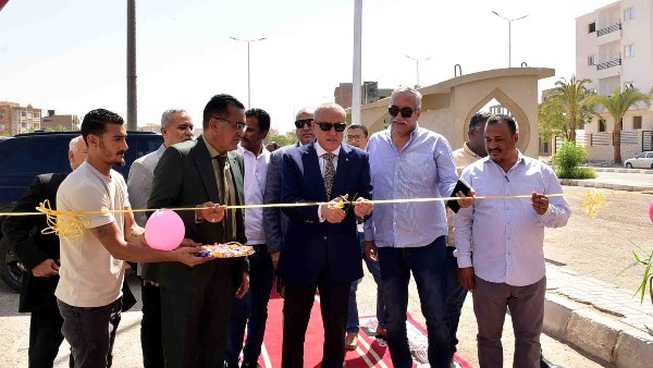 محافظ الأقصر يتفقد الأنشطة التموينية ويفتتح سوق اليوم الواحد بمدينة طيبة الجديدة