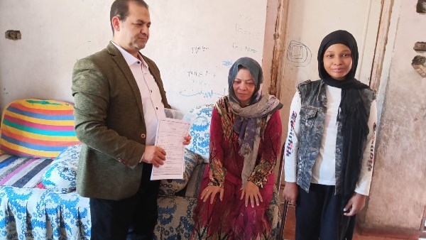  مديرية العمل بالأقصر توفر فرصة عمل لسيدة من ذوى الهمم و تسلم ١١ شهادة مزاولة حرفة
