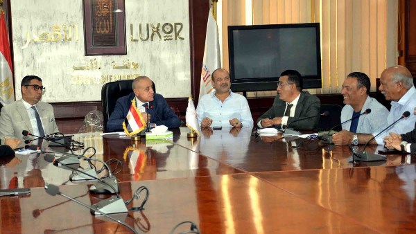 محافظ الأقصر يعقد اجتماعًا لتشديد الرقابة على الأسواق وضبط الأسعار تنفيذًا لتوجيهات رئيس الوزراء