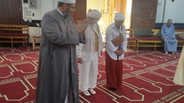 سائحتان فرنسيتان تبحثان عن سر القبلة وجمال الإسلام بمسجد الوحشي بالأقصر | صور سائحتان فرنسيتان تبحثان عن سر القبلة وجمال الإسلام بمسجد الوحشي بالأقصر | صور