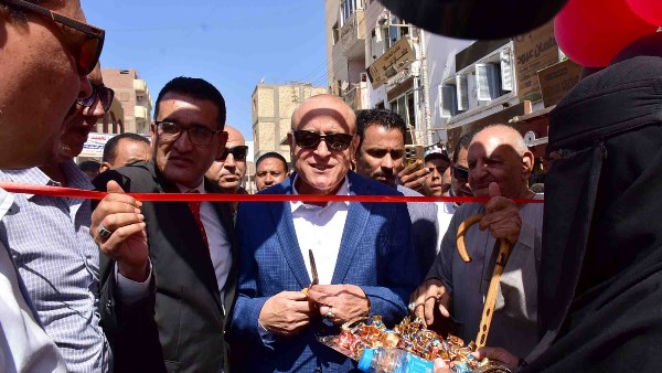 محافظ الأقصر يفتتح سوق اليوم الواحد بمركز ومدينة إسنا لتوفير السلع بأسعار مخفضة محافظ الأقصر يفتتح سوق اليوم الواحد بمركز ومدينة إسنا لتوفير السلع بأسعار مخفضة