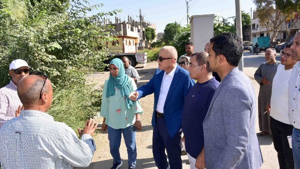 محافظ الأقصر يتفقد مشروعات الطرق بمدينة أرمنت محافظ الأقصر يتفقد مشروعات الطرق بمدينة أرمنت