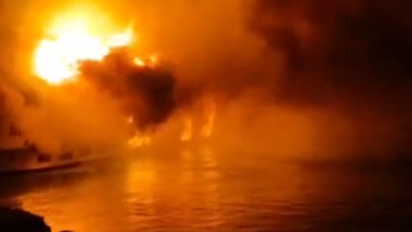 إخلاء 230 سائحًا من مركب سياحي اشتعلت به النيران أثناء إبحاره بإسنا دون وقوع إصابات إخلاء 230 سائحًا من مركب سياحي اشتعلت به النيران أثناء إبحاره بإسنا دون وقوع إصابات