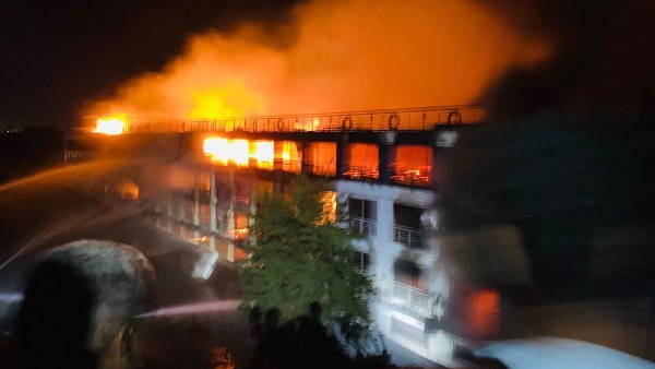 بعد حريق مركب إسنا.. الشركة المالكة تنقل 230 سائحًا إلى مراكب بديلة وتؤكد استمرار الرحلات