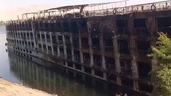 النيابة العامة والمعمل الجنائي يعاينان المركب السياحي المحترق بإسنا لتحديد سبب الحريق وحصر الخسائر النيابة العامة والمعمل الجنائي يعاينان المركب السياحي المحترق بإسنا لتحديد سبب الحريق وحصر الخسائر