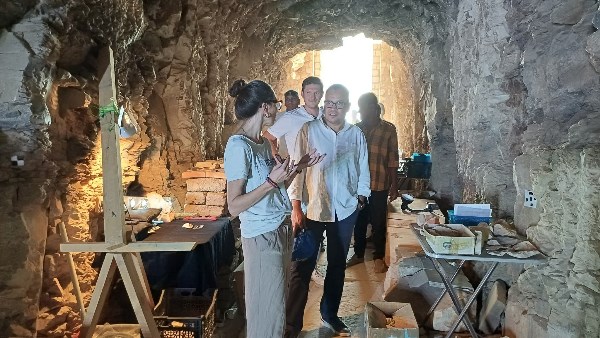 بعثة بولندية تواصل أعمالها داخل مقبرة خيتي بطيبة الغربية.. ومدير آثار الأقصر يتفقد سير العمل