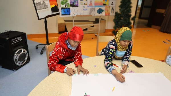 طفلتان تهزمان السرطان بالألوان.. ميرفت وشروق تحوّلان رحلة العلاج إلى لوحات أمل داخل مستشفى شفاء الأورمان بالأقصر