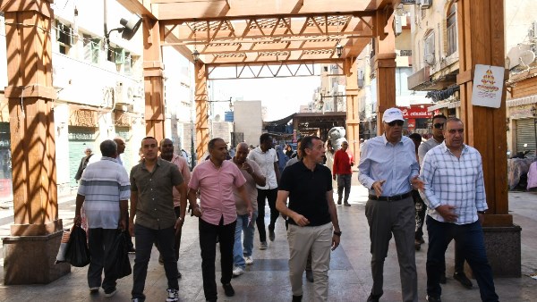 في جولة محافظ أسوان.. غرامة 50 ألف جنيه للمحلات غير الملتزمة بخطوط التنظيم