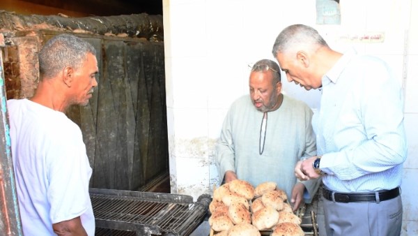 محافظ أسوان يتابع جودة الخبز واللحوم في الأسواق