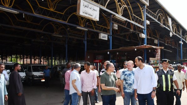 فى أسوان..إنتظام  السيرفيس ومحطات الوقود والإلتزام بالتعريفة الجديدة