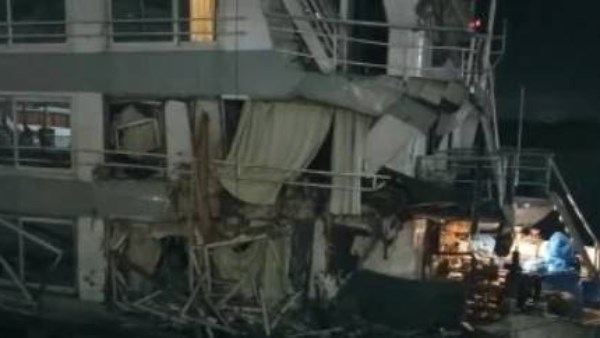تحطم مقدمة باخرة لاصطدامها بمحور كوبري كلابشة في اسوان تحطم مقدمة باخرة لاصطدامها بمحور كوبري كلابشة في اسوان