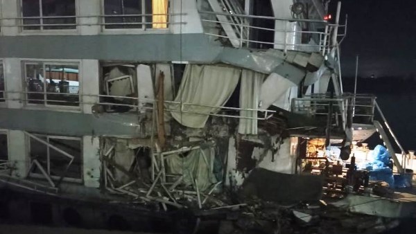 الصور الأولى لحادث اصطدام باخرة  الصور الأولى لحادث اصطدام باخرة