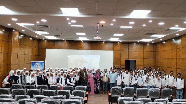 جانب من الندوة جانب من الندوة