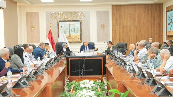 أخبار الوادي الجديد.. المحافظ يترأس اجتماعًا لبحث تنفيذ تكليفات اجتماع مجلس المحافظين والتوسع في منافذ بيع السلع الغذائية