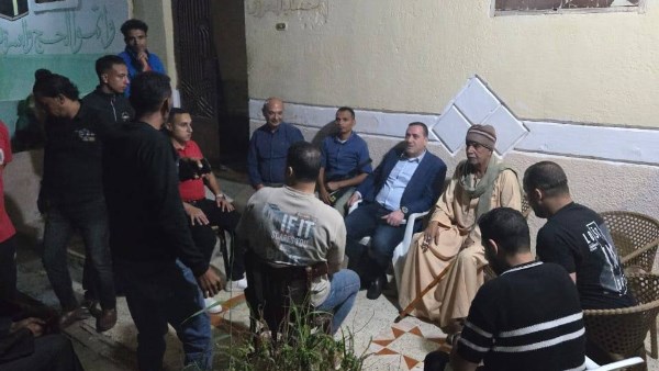 أهالي عزبة البحر عقب عودة الكهرباء