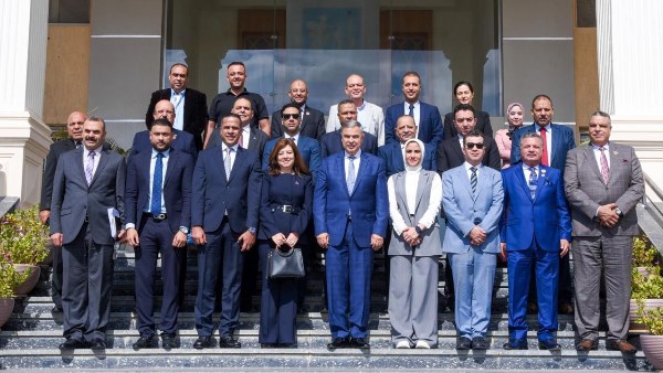 محافظ الاسكندرية يلتقي أعضاء مجلس الشيوخ محافظ الاسكندرية يلتقي أعضاء مجلس الشيوخ