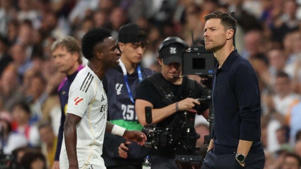 ألونسو مدرب ريال مدريد وفينيسيوس جونيور ألونسو مدرب ريال مدريد وفينيسيوس جونيور