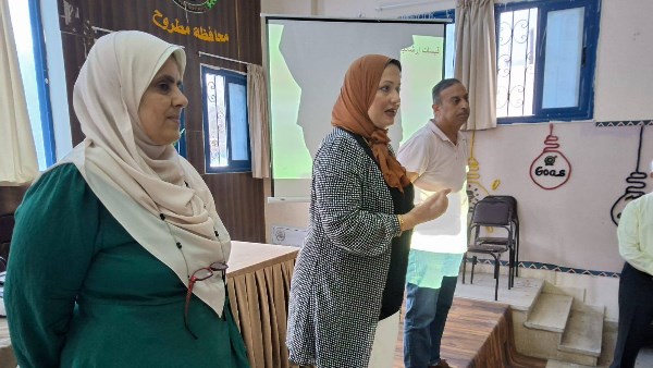 مدير تعلم مطروح خلال متابعة للبرنامج التاهيلى للمعلمين 