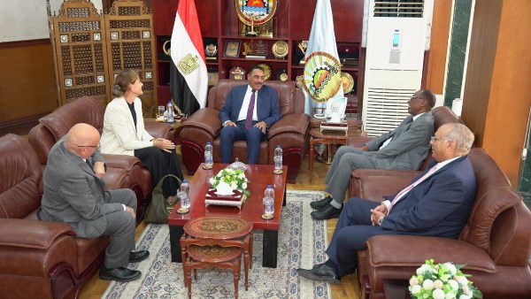 محافظ مطروح  خلال استقبال مدير ايفاد