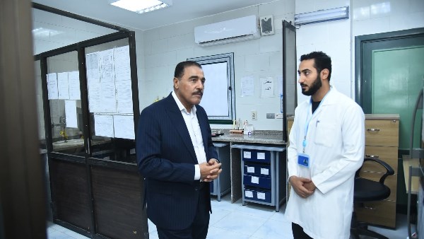 محافظ مطروح  خلال جولة بالمستشفيات