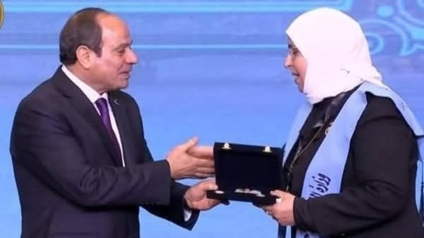   الرئيس السيسي خلال تكريم  السيدة تيسير 