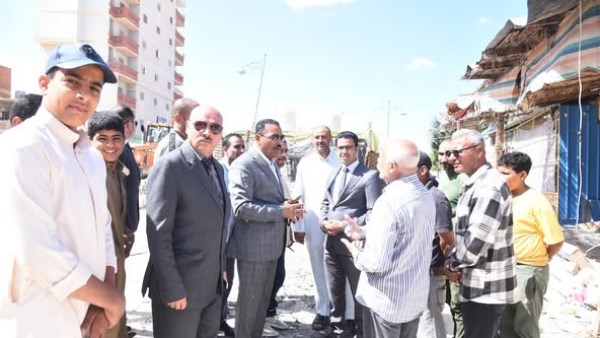 محافظ مطروح  خلال الجولة 