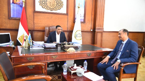 محافظ مطروح خلال استقبال مدير  العمل 