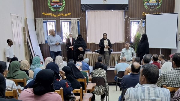 مدير تعليم مطروح  خلال احدا الاجتماعات