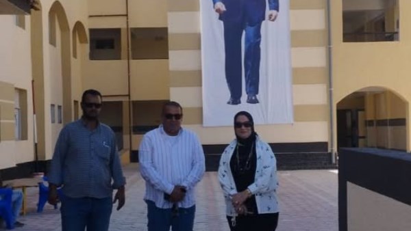 مدير تعليم مطروح  خلال الجولة 