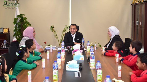 رئيس مدينة العلمين خلال لقاء الطلاب