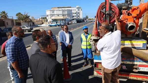 تجهيز المعدات استعدادا لسقوط الأمطار 