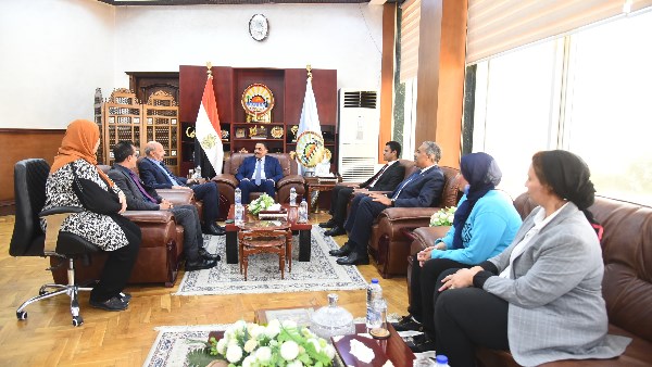 محافظ مطروح  خلال استقبال المجلس القومى لحقوق  الإنسان 