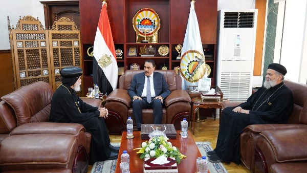 محافظ مطروح   خلال اللقاء  والانبا كاراس محافظ مطروح   خلال اللقاء  والانبا كاراس