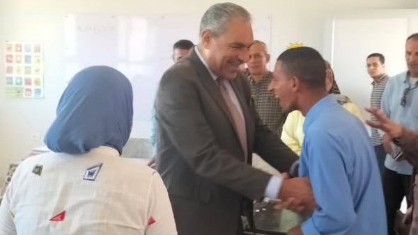 السكرتير العام خلال الجولة بالمدارس السكرتير العام خلال الجولة بالمدارس