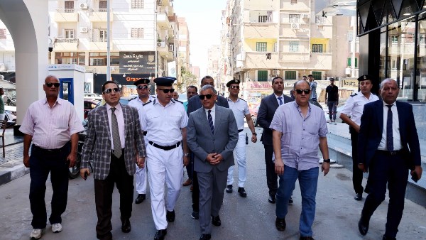 محافظ الإسماعيلية خلال تنفيذ إزالات لمخالفات البناء: لن نسمح بتهديد أرواح المواطنين