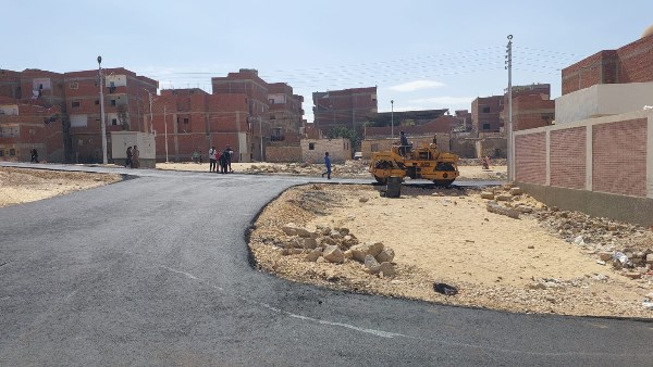 مديرية الطرق بالإسماعيلية تواصل أعمال تطوير شارع الرواد ومنطقة علي عيد بأبوعطوة