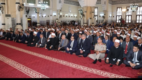 خلال أداء صلاة الجمعة 