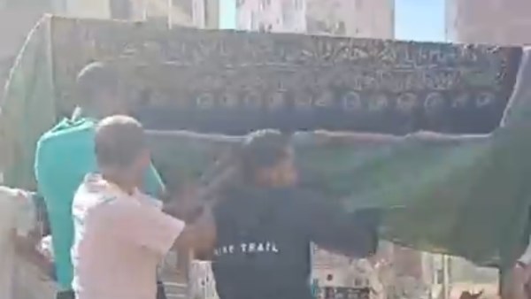 لحظة تشييع جثمان الطفل الي مثواه الأخير 
