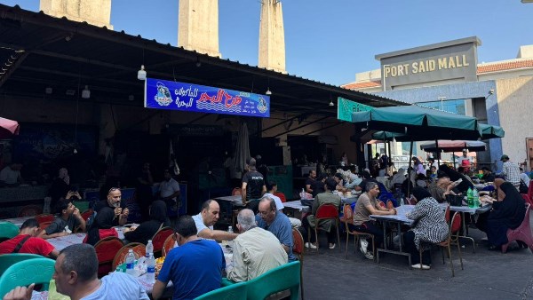 آلاف الزوار يتوافدون إلى سوق أسماك بورسعيد .. صور