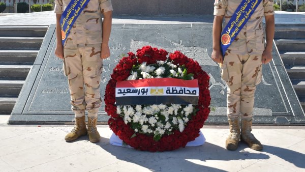 محافظ بورسعيد يضع إكليلًا من الزهور على النصب التذكاري تزامنا باحتفالات الذكرى 52 لانتصار اكتوبر 