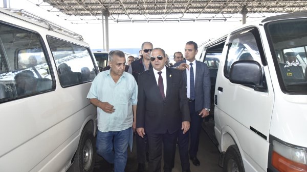 محافظ بورسعيد يتفقد الميناء البري بالضواحي لمتابعة تطبيق التعريفة الجديدة للركوب